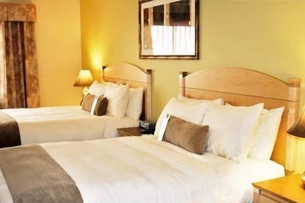 Deluxe Room, 2 Queen Beds, Non Smoking, Refrigerator