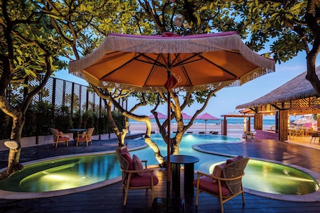 ๋ฃธ (Pool Side Partial Sea View) | ํด๋ณ/๋ฐ๋ค ์ ๋ง