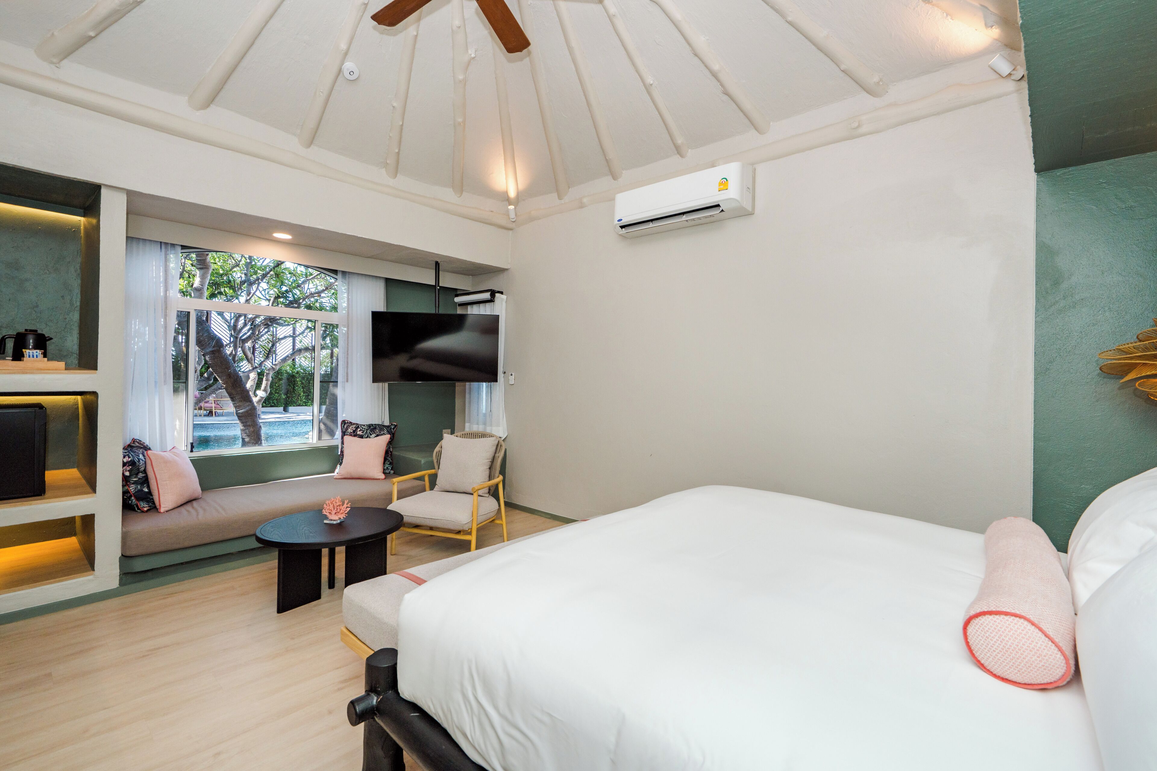 standard room, non smoking, partial sea view | minibar, in-room safe, blackout curtains, iron/ironing board