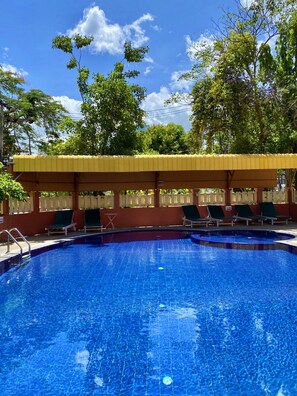 Piscina externa, espreguiçadeiras