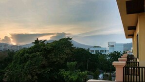 A residential area with a view of a mountain and a building with a balcony. - Takiab Beach Resort (Hua Hin)