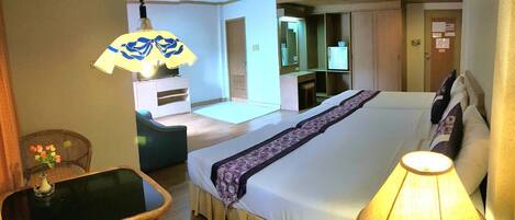 Dreibettzimmer, Nichtraucher | Zimmersafe, Schreibtisch, schallisolierte Zimmer, kostenloses WLAN