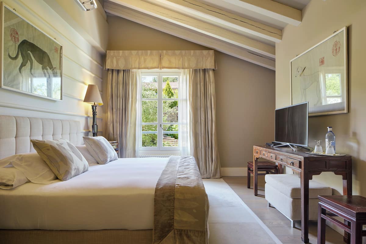 Room, Mountain View | Premium bedding, in-room safe, blackout drapes, WiFi (free)