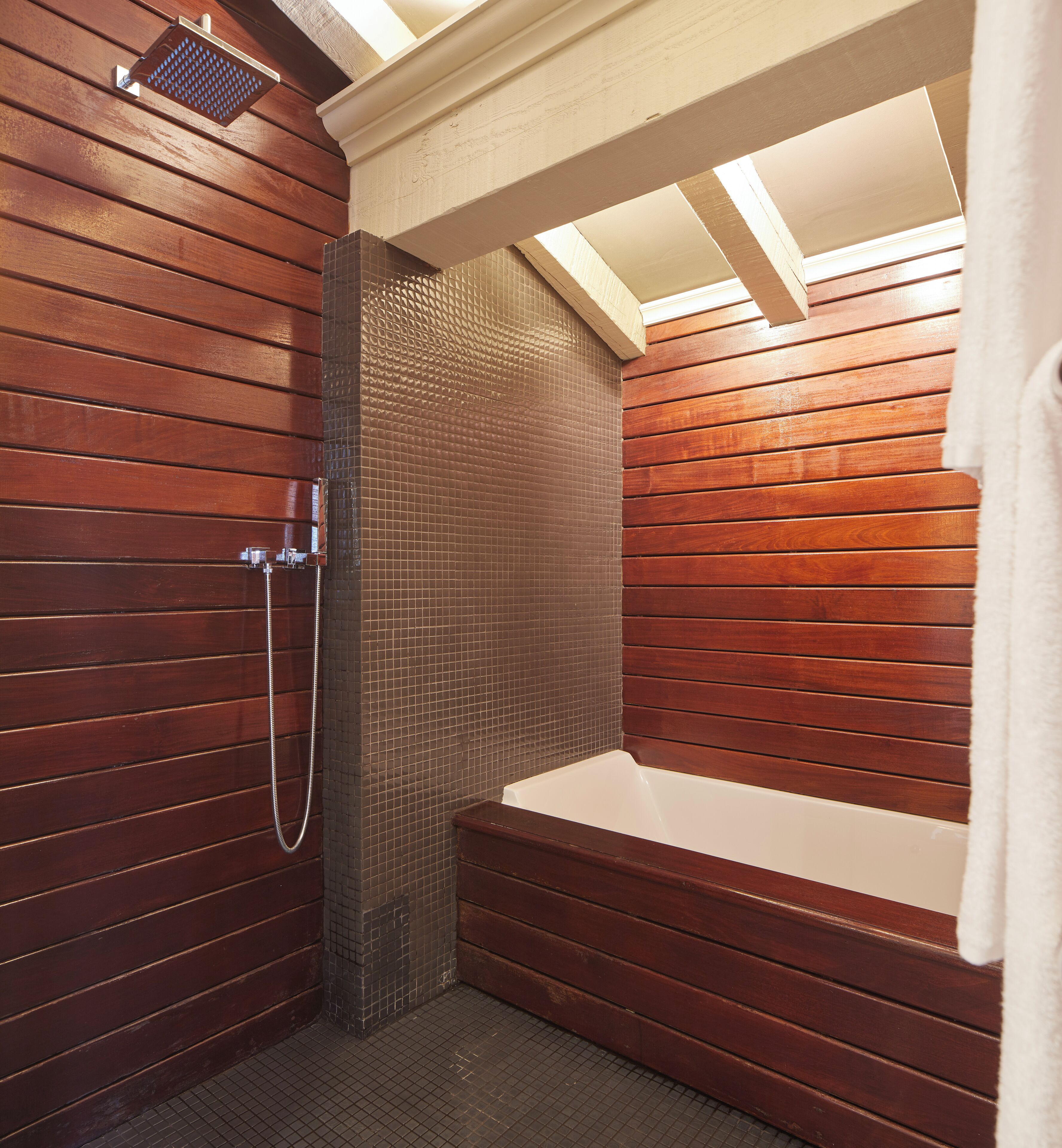 deluxe double room, sea view | bathroom | separate bathtub and shower, free toiletries, hair dryer, dressing gowns