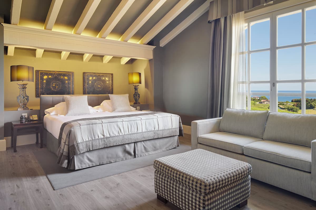 deluxe double room, sea view | premium bedding, in-room safe, blackout curtains, free wifi