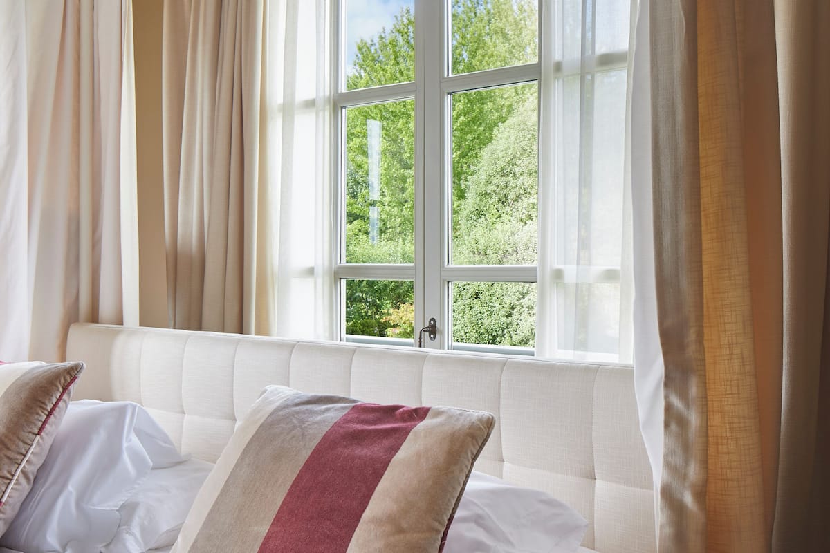room, garden view | premium bedding, in-room safe, blackout curtains, free wifi