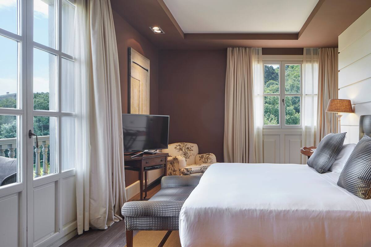 Deluxe Double Room, 1 King Bed, Balcony, Sea View | Premium bedding, in-room safe, blackout drapes, WiFi (free)