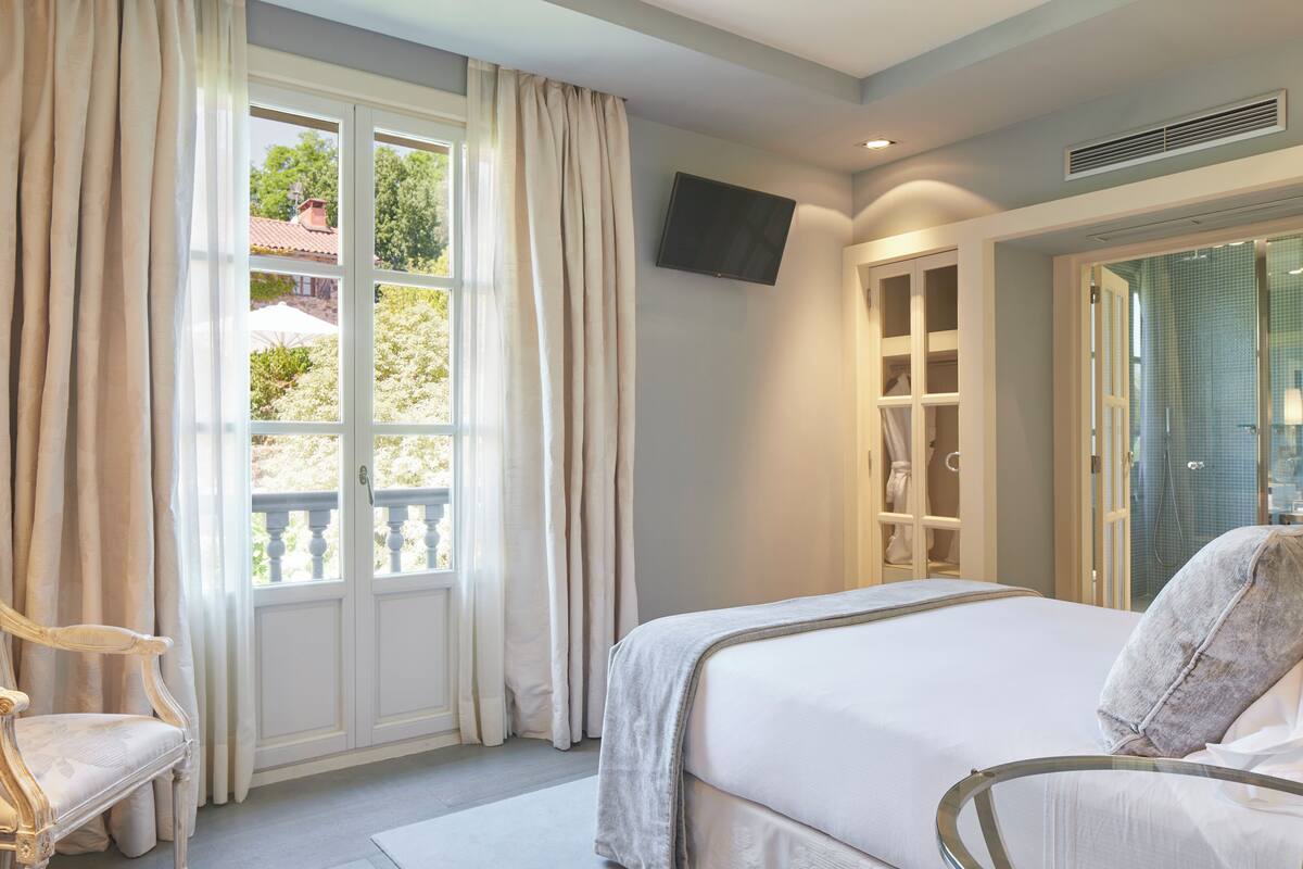 double room | premium bedding, in-room safe, blackout curtains, free wifi