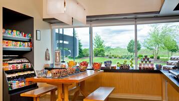 Frukost enligt egen beställning varje dag (USD 13.00 per person)