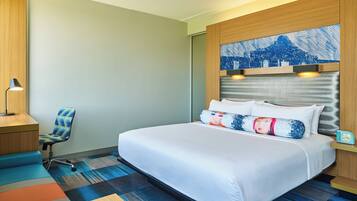 Ropa de cama de alta calidad y caja de seguridad en la habitación