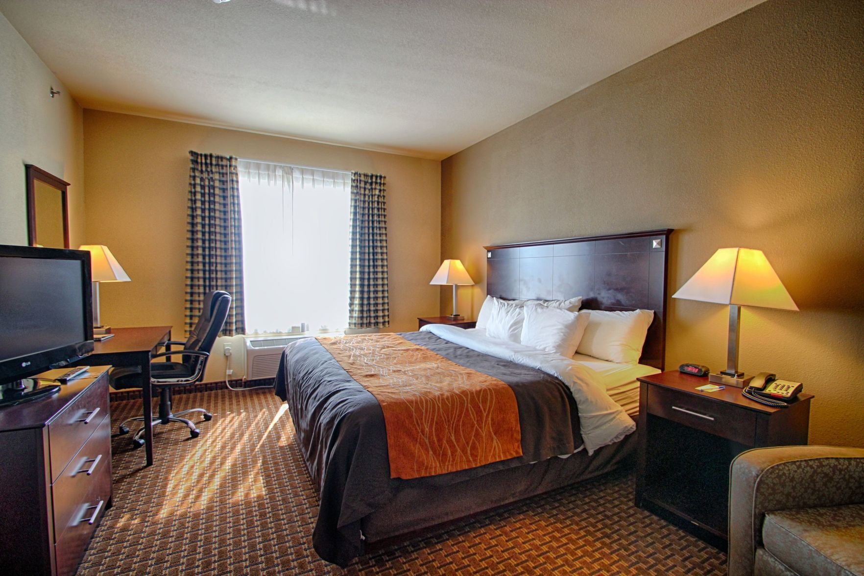 1 bedroom, Egyptian cotton sheets, premium bedding, down comforters
