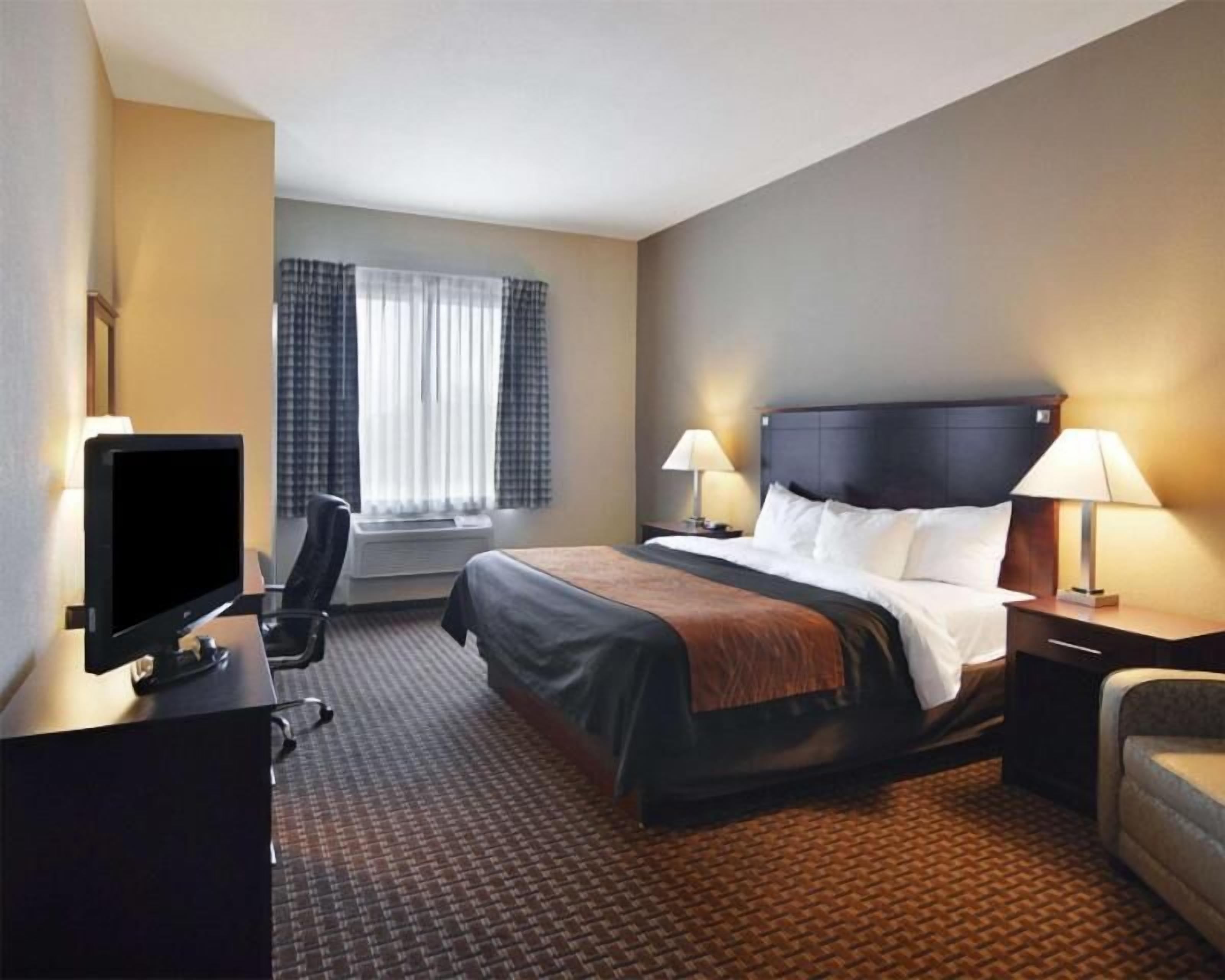 1 bedroom, Egyptian cotton sheets, premium bedding, down comforters