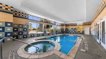 Una piscina techada, abierta desde las 07:00 hasta las 23:00, sombrillas