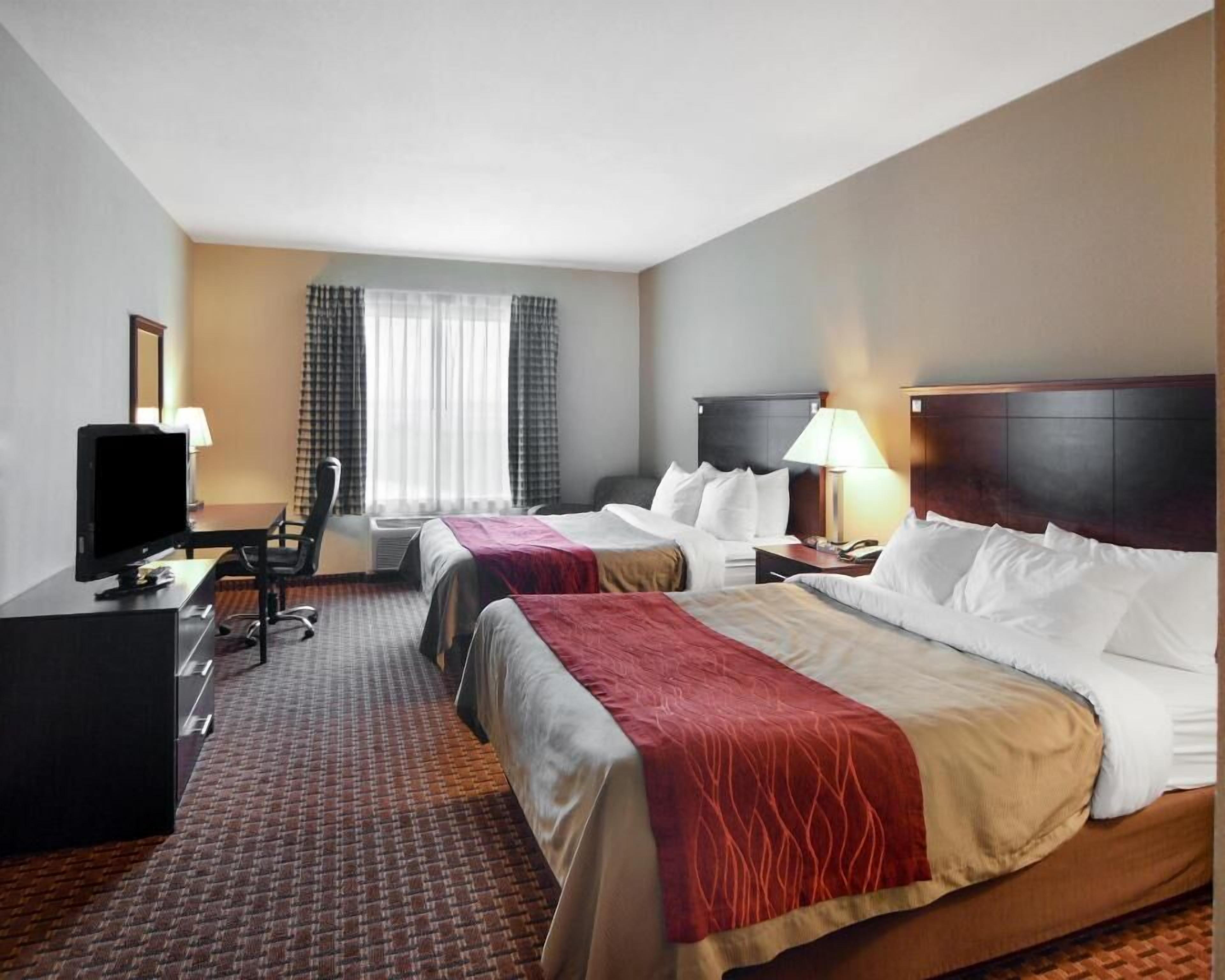 1 bedroom, Egyptian cotton sheets, premium bedding, down comforters
