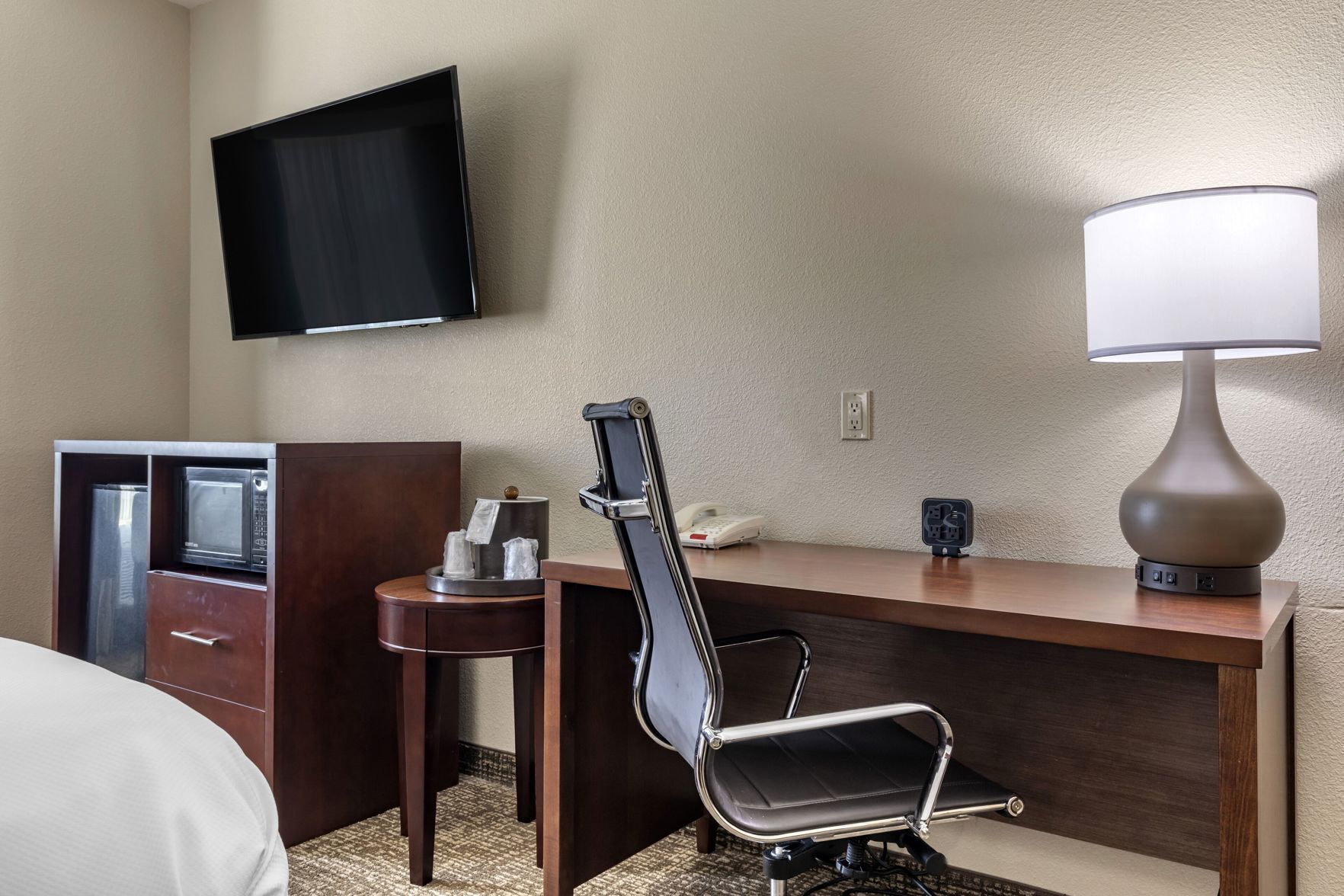 1 bedroom, Egyptian cotton sheets, premium bedding, down comforters