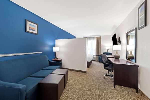 Suite, 1 King Bed with Sofa bed, Non Smoking