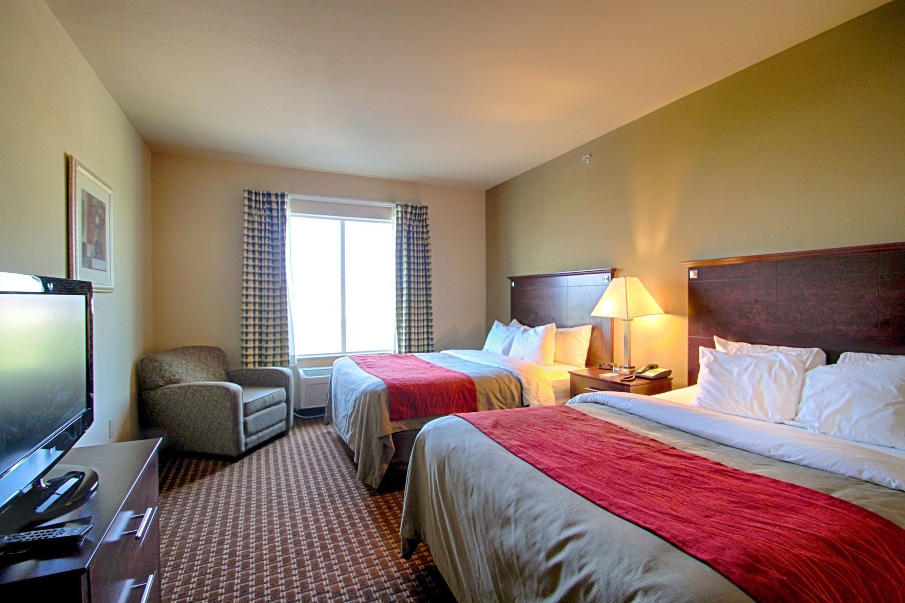 1 bedroom, Egyptian cotton sheets, premium bedding, down comforters