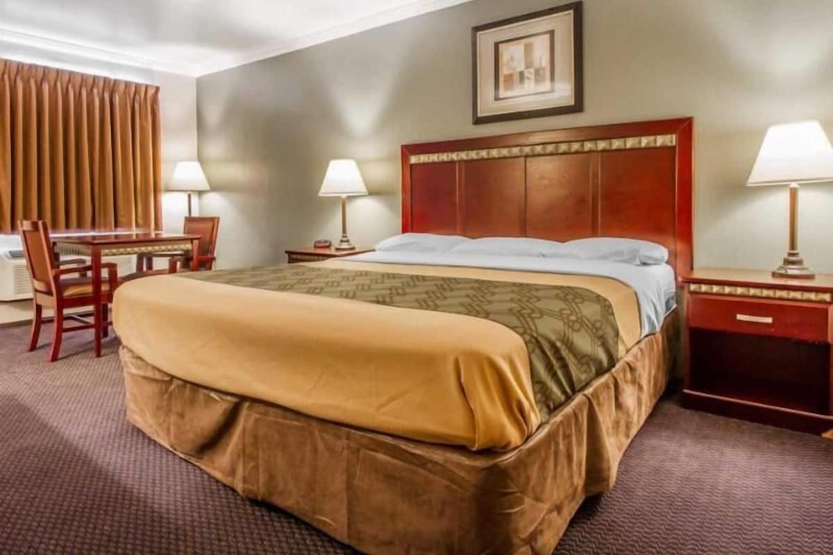 Iron/ironing board, free WiFi, bed sheets