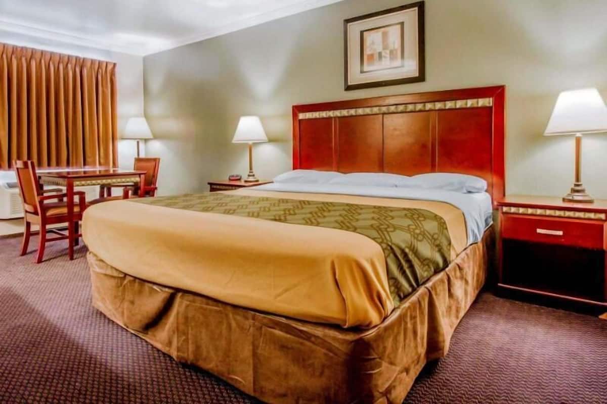 Iron/ironing board, free WiFi, bed sheets