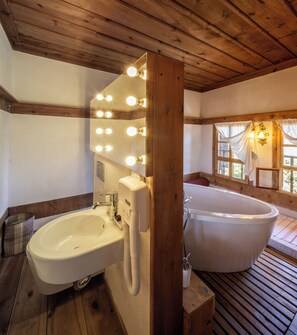 Junior-Suite | Badezimmer | Komfortbadewanne, Regendusche, kostenlose Toilettenartikel, Haartrockner
