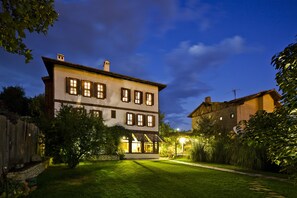 Façade de l’hébergement - soirée/nuit