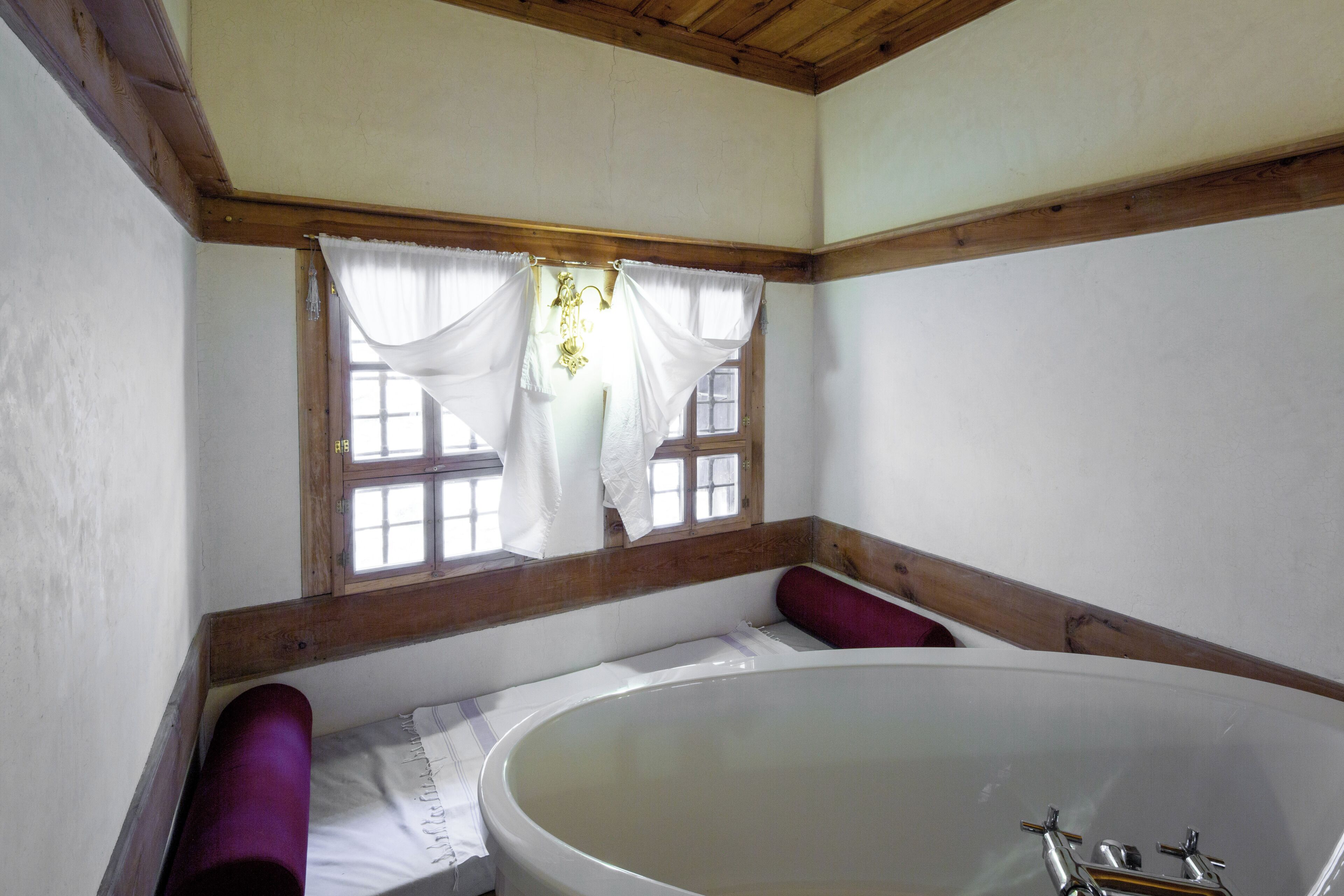 Junior Suite | Bathroom | Deep soaking tub, rainfall showerhead, free toiletries, hair dryer
