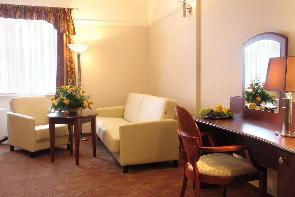 egyptian cotton sheets, premium bedding, in-room safe, desk