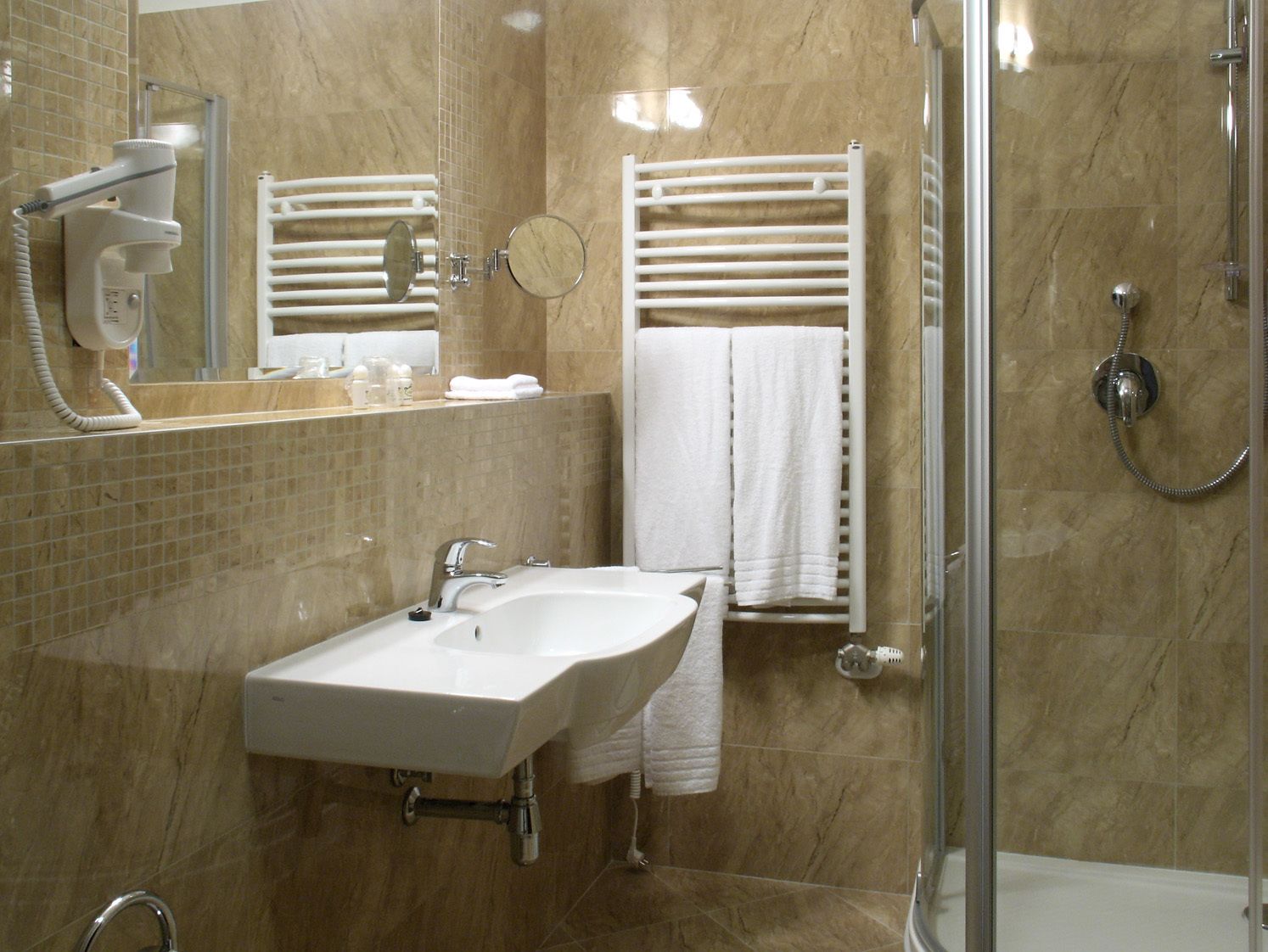 junior suite | bathroom | free toiletries, hair dryer, towels, soap