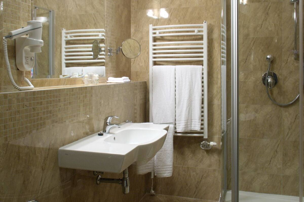 junior suite | bathroom | free toiletries, hair dryer, towels, soap