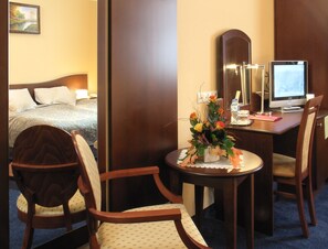 Egyptian cotton sheets, premium bedding, in-room safe, desk