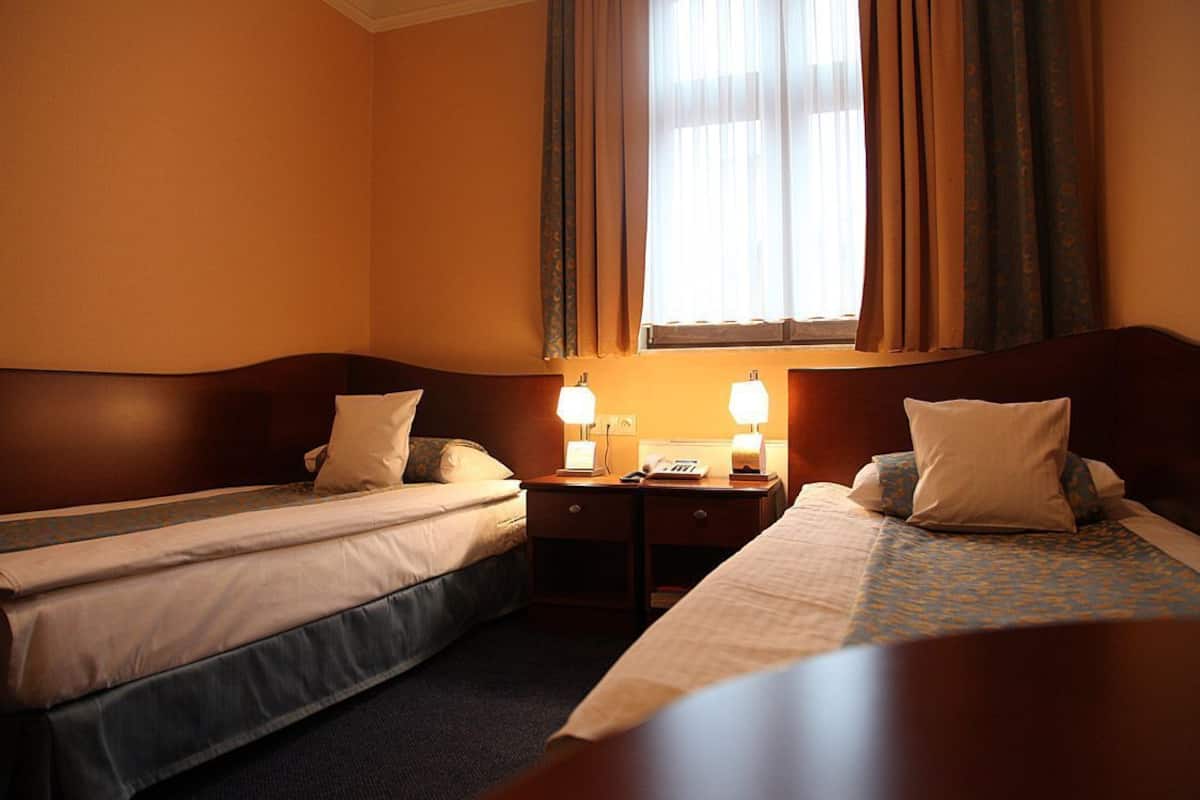 standard twin room | egyptian cotton sheets, premium bedding, in-room safe, desk