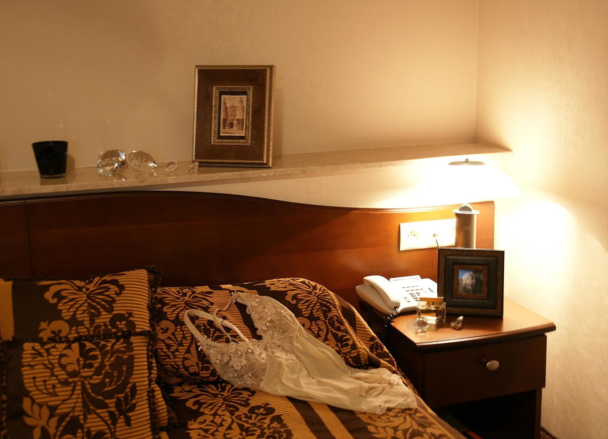 egyptian cotton sheets, premium bedding, in-room safe, desk