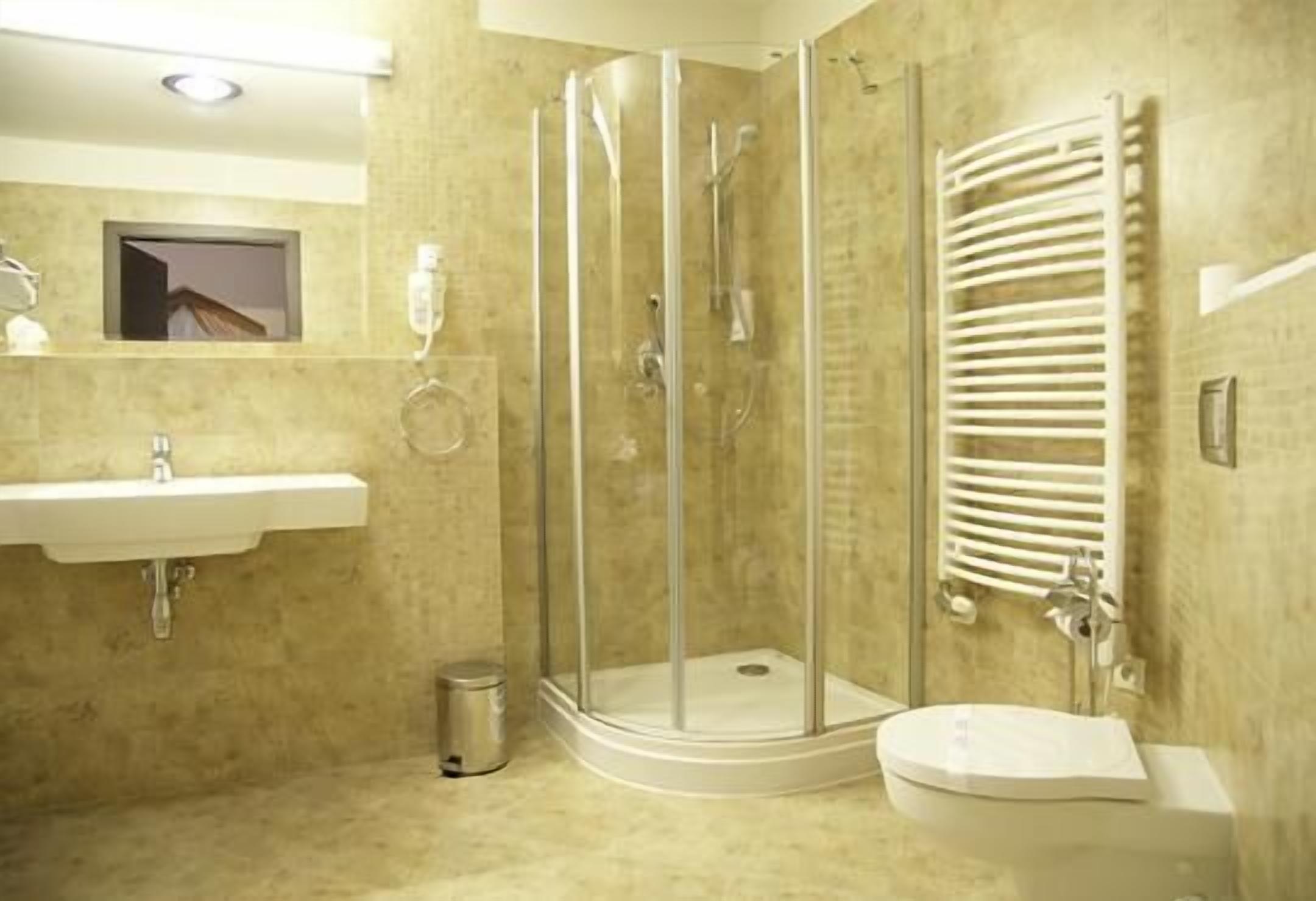 junior suite | bathroom | free toiletries, hair dryer, towels, soap