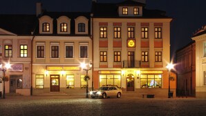 Un hôtel avec une enseigne indiquant « HÔTEL » et une entrée bien visible.