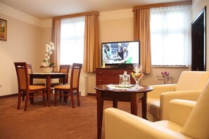 Egyptian cotton sheets, premium bedding, minibar, in-room safe