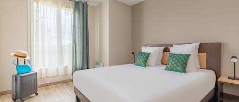 1 chambre, bureau, rideaux occultants, fer et planche Ă repasser