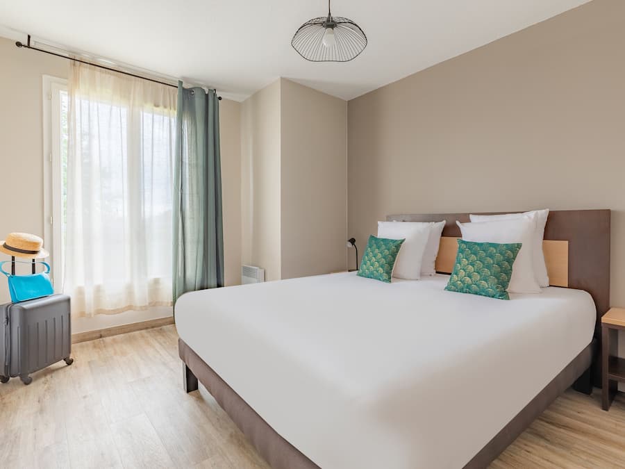 Desk, blackout drapes, iron/ironing board, free WiFi