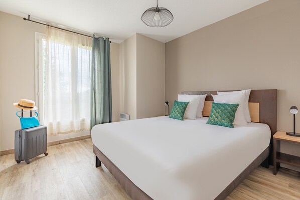 Escritorio, cortinas opacas, tabla de planchar con plancha y wifi gratis