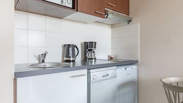 Apartamento, 1 habitación | Cocina privada | Frigorífico, microondas, cafetera o tetera y trona infantil