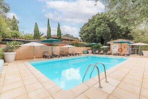 Una piscina al aire libre de temporada (de 10:00 a 20:00), sombrillas