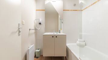 Ein Badezimmer mit Dusche, Waschbecken und Toilette.