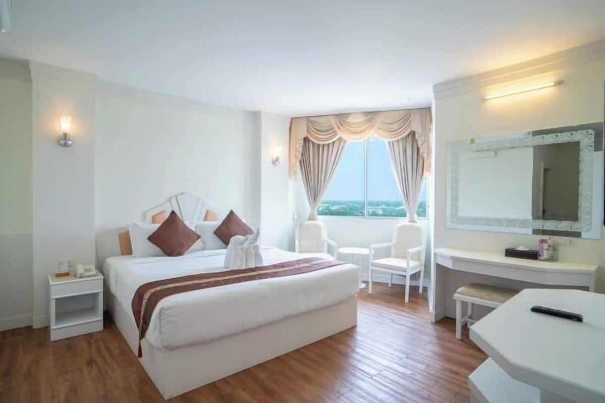 1 camera, minibar, una cassaforte in camera, una scrivania