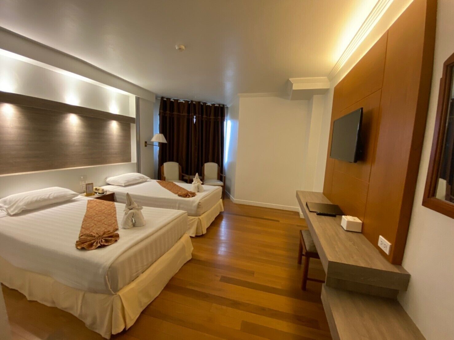 Minibar, in-room safe, desk, free WiFi