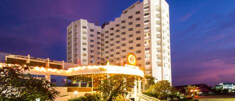 숙박 시설 정면 - 저녁/밤