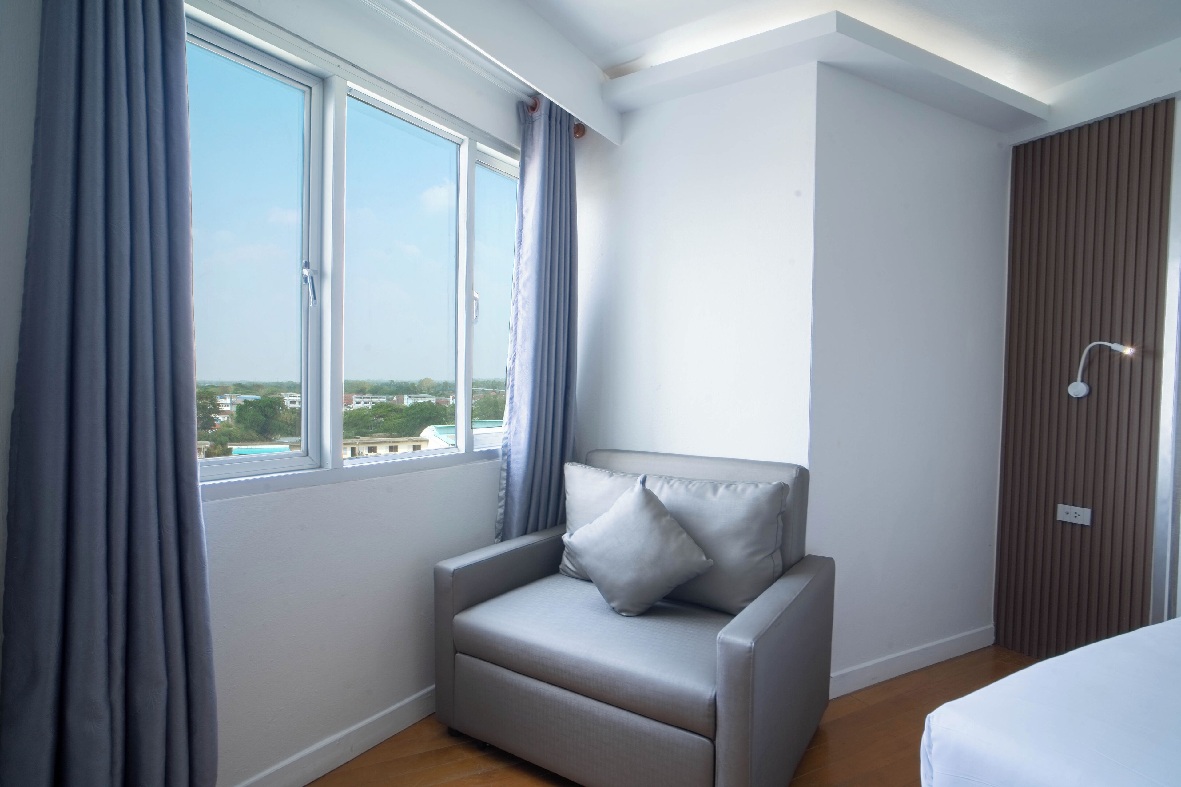 尊榮雙人房, 1 間臥室, 非吸煙房, 城市景觀 | 起居區 | 32-吋智慧型電視、有線頻道、電視