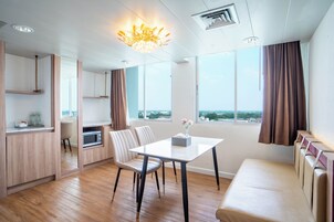VIP Suite Room | 起居区 | 32-英寸智能电视 （配备有线频道）、电视