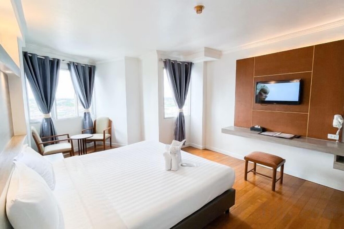 Minibar, in-room safe, desk, WiFi (free)