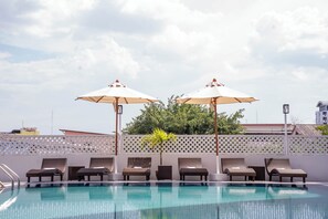 Piscine extérieure, chaises longues