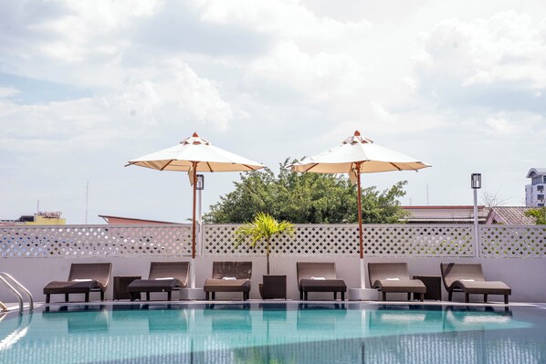 Außenpool, Liegestühle