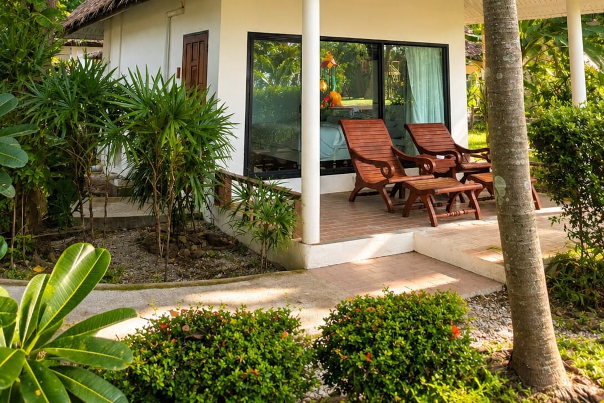 Standard Garden Bungalow | Pillowtop beds, in-room safe, desk, laptop workspace